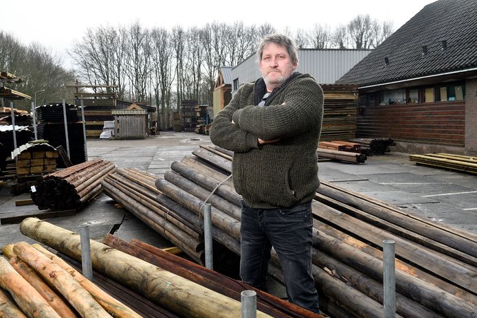Tom Bos tussen de eikenhouten balken met schroeiplekken.
