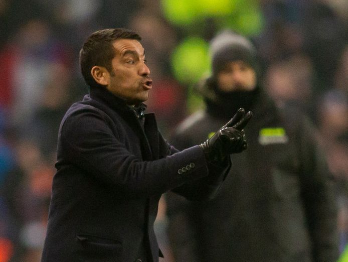 Giovanni van Bronckhorst dirigeert zijn ploeg verrassend langs Borussia Dortmund.