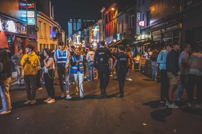 De politie is altijd aanwezig op drukke avonden in de Overpoortstraat, en kon snel ingrijpen