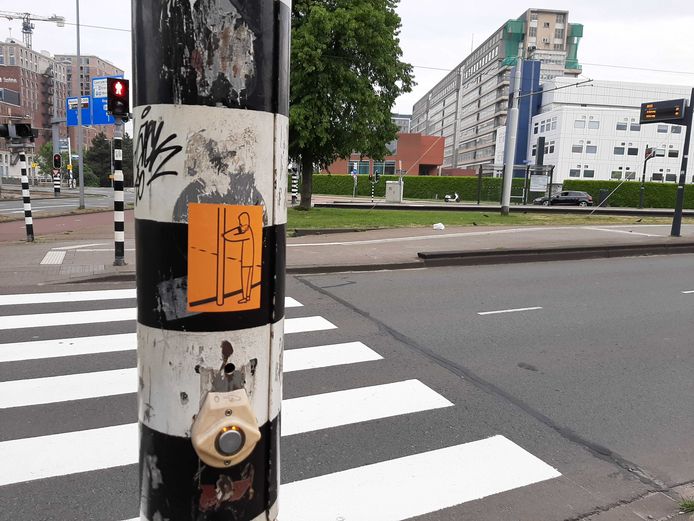 De stoplichten op het Droogleever Fortuynplein hebben een nieuwe sticker.