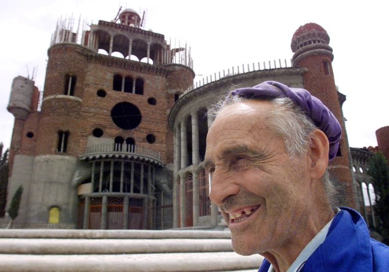 Justo Gallego, in 1999 voor zijn kathedraal in Mejorada del Campo. Beeld AFP