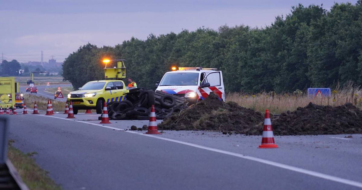 Afvaldumping boerenacties hindert verkeer: opruimwerkzaamheden A1 begonnen