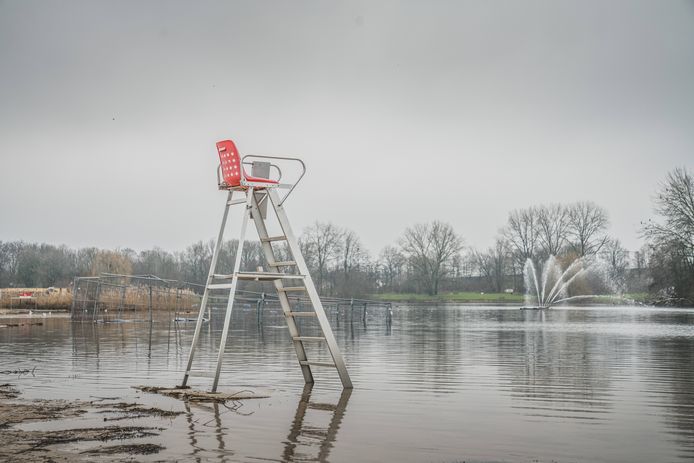 De Blaarmeersenvijver is buiten z'n oevers getreden