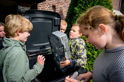 Afgedankte snelkoker of kapot mobieltje? Jan Ligthartschool in Borne ontvangt ze graag