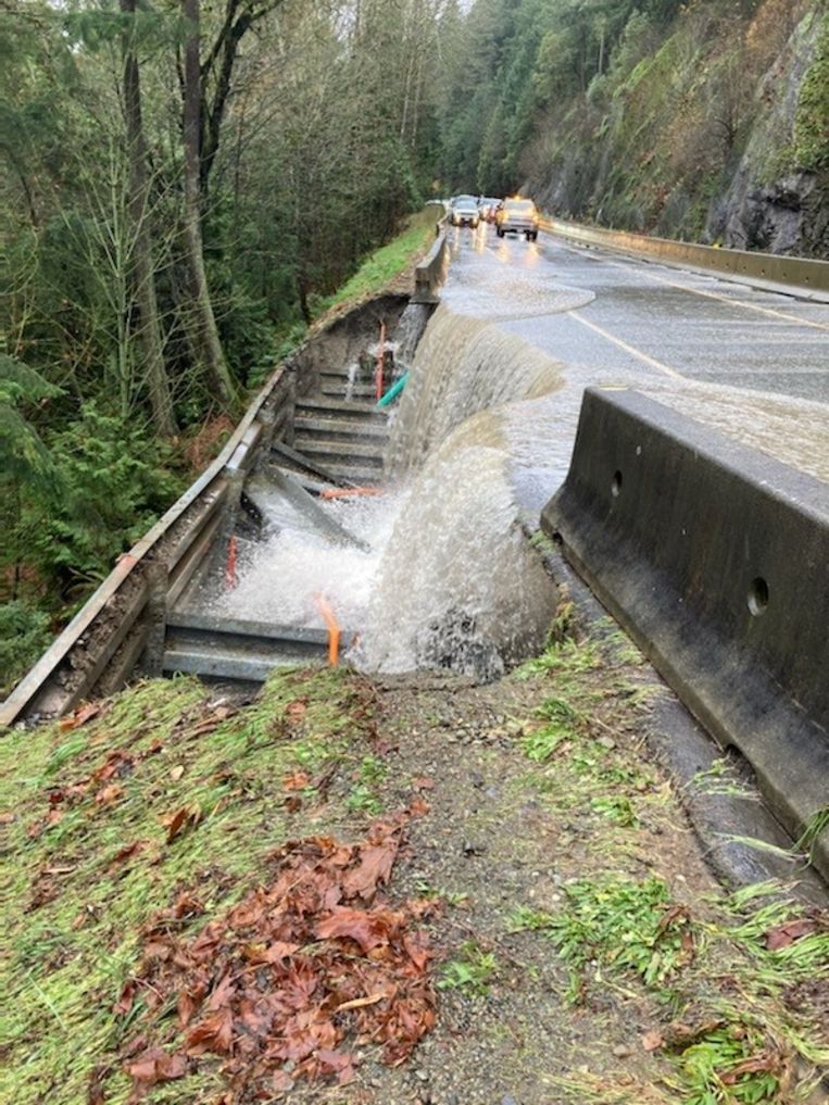 Een overstroomde weg op Vancouver Island. Beeld AFP