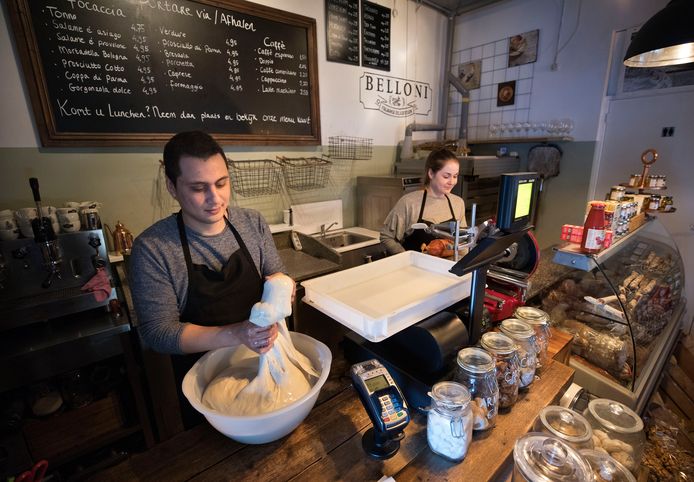 Nick Belloni met zijn vriendin in hun zaak in Helmond (archieffoto)