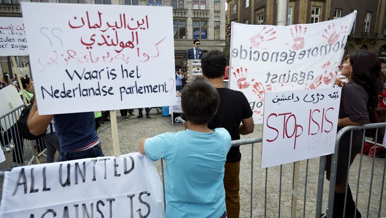 Demonstranten voeren actie tegen de gruweldaden van de Islamitische Staat in Irak en Syrie tijdens de anti-IS-demonstratie op de Dam. Beeld anp