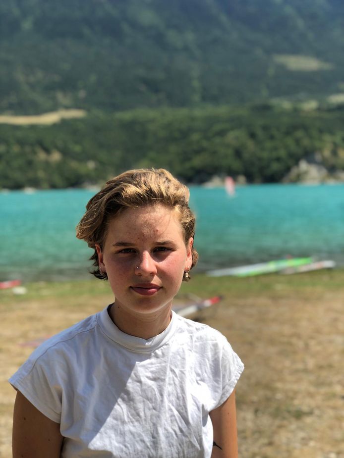 Klimaatactiviste Anuna De Wever had net even vakantie in de Franse Alpen. “Mijn zussen, papa en ik komen al sinds mijn negende naar het meer van Monteynard om te surfen".