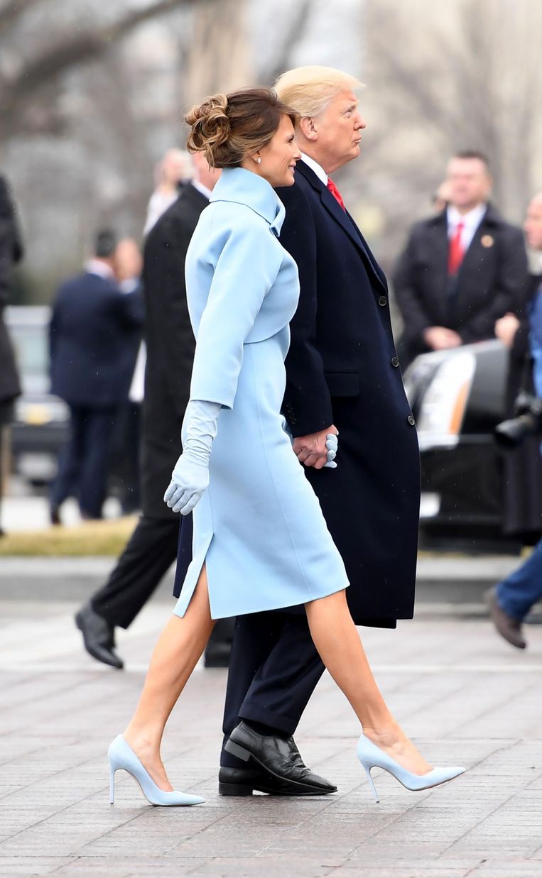 Donald en Melania Trump lopen naar het Capitool op de dag van de inauguratie. Beeld afp