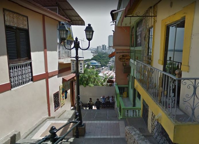 De 55-jarige Nederlander werd voor de ogen van zijn vriendin doodgeschoten in de bar rechts, bij de trappen naar de vuurtoren van Guayaquil.