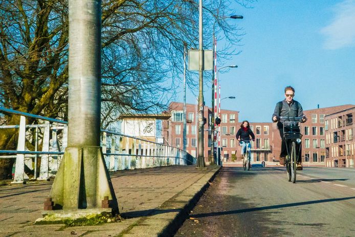 Mensen op de Sebastiaansbrug in Delft.