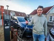 Bruggeling Jasper (26) vraagt en krijgt openbare laadpaal: “Rijd je elektrisch en heb je geen garage? Dan is dit dé oplossing”