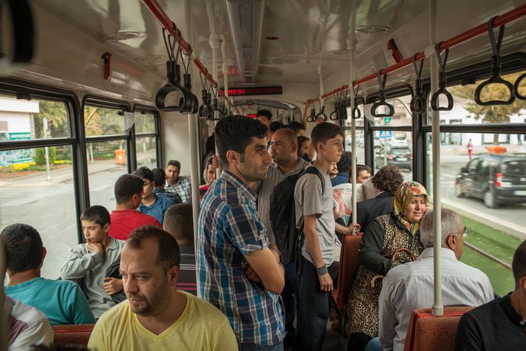 Een bus rijdt woensdag door de Zuid-Turkse stad Gaziantep. Degenen die vinden dat ook Turkije zelf IS moet bombarderen, zijn in deze stad in de minderheid. Beeld Bradley Secker