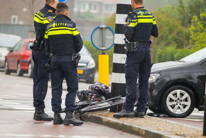 Een 65-jarige fietsster uit Dordrecht is woensdagochtend gewond geraakt bij een aanrijding op de Hugo van Gijnweg in Dordrecht.