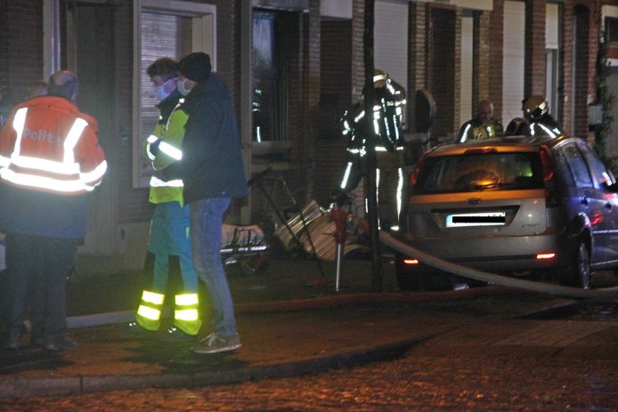 De brandweer moest het rolluik aan de voorkant van de woning in de Theodoor Sevenslaan in Kortrijk losrukken.