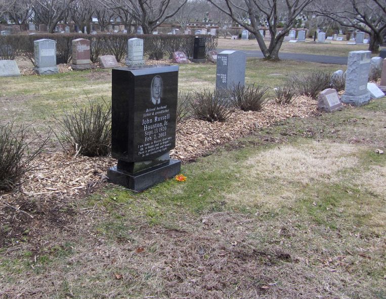 Het graf van John Russel Houston, waar zijn dochter Whitney zaterdag vermoedelijk naast wordt begraven. Beeld ap
