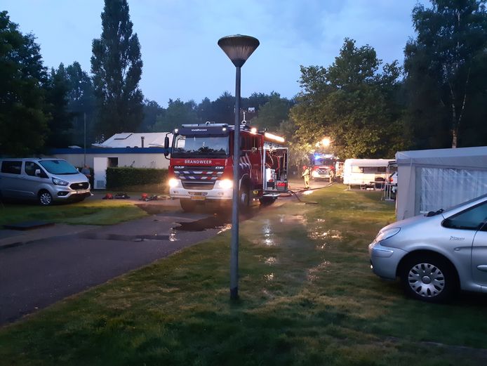 De brandweer rijdt naar de brand op camping Molenvelden in Veldhoven.