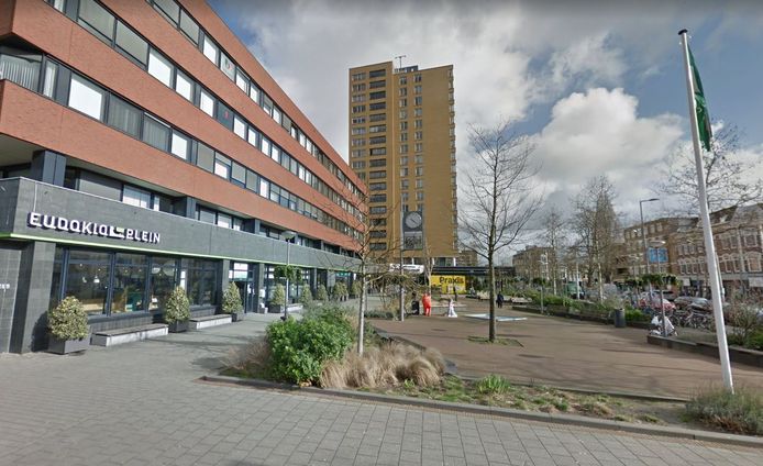 De Albert Heijn aan het Eudokiaplein in Rotterdam-Noord is geraakt door een kleine uitbraak van het coronavirus: vijf medewerkers zijn positief getest.