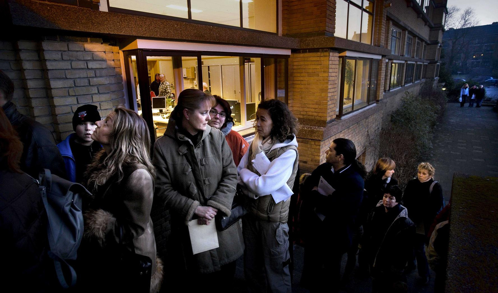 Ouders staan in de rij om hun kind in te schrijven als brugklasleerling van het Dalton College in Den Haag. Beeld Martijn Beekman