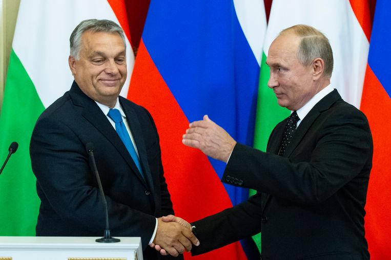 ‘Dat Orbán een Poetinknuffelaar is die naar Moskou kijkt, is te simpel. Hij wil vooral voorkomen dat hij huishoudens nog meer moet laten betalen.’ Beeld AP