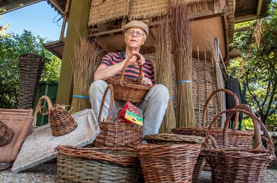 Jac (72) uit Stevensbeek is wilgenvlechter: ‘Ik wil kennis en liefde voor natuur overbrengen’