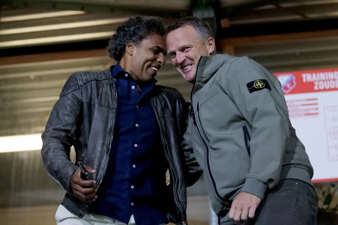 Pierre van Hooijdonk en John van den Brom maandag bij Jong FC Utrecht - NAC Breda.