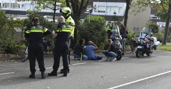 Fietser met hoofdwond naar ziekenhuis na aanrijding in Naaldwijk.