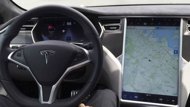 Twee doden door ongeluk met zelfrijdende Tesla, vermoedelijk niemand achter het stuur
