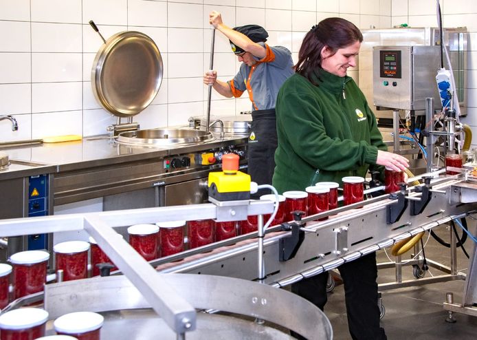 Judy Kerkhofs en een medewerker aan het werk in het nieuwe productielokaal van De Laarhoeve.