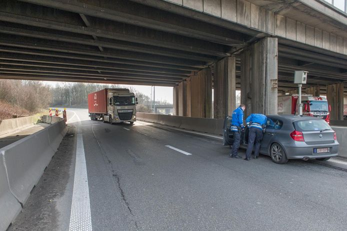Door het ongeval was de rijbaan uren volledig afgesloten.