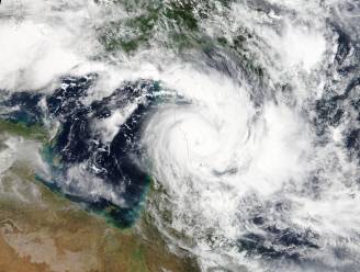 Krachtige cycloon treft noordoosten van Australië met windstoten van 165 kilometer per uur