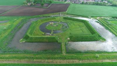 Kasteel van Wouw nu ook onderdeel Zuiderwaterlinie: met kaplaarzen aan kijken waar ooit Karel V loge