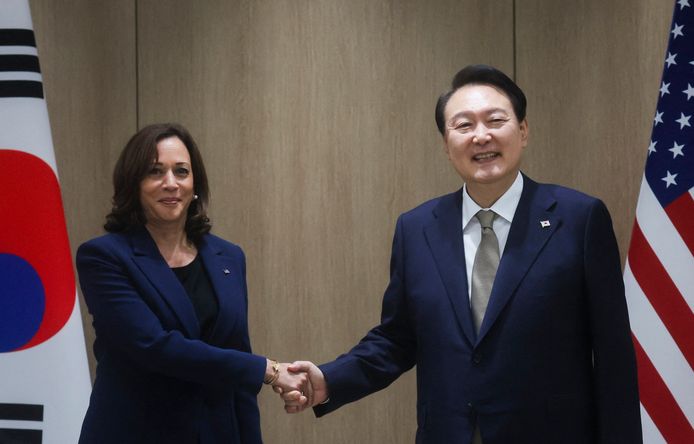 De Amerikaanse vice-president Kamala Harris schudt de Zuid-Koreaanse president Yoon Suk-Yeol de hand.