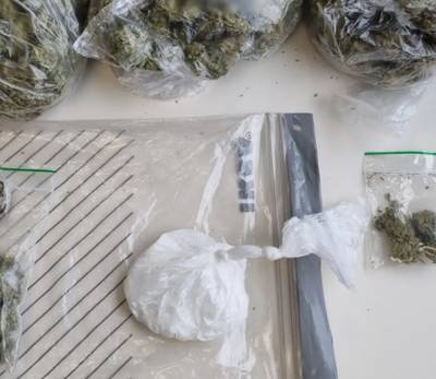 Neus van wijkagent werkt perfect: zak vol drugs in auto in Achtmaal gevonden