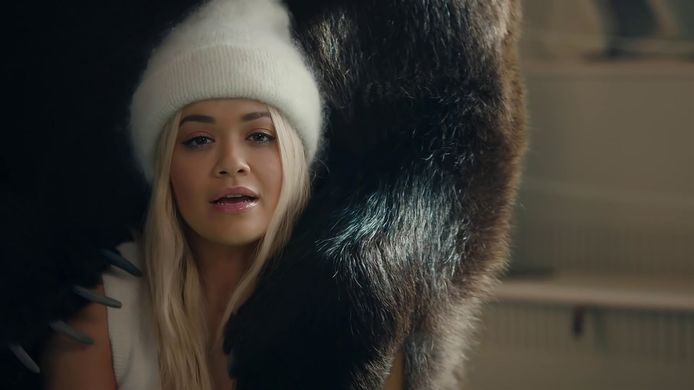 Rita Ora in de videoclip van 'How To Be Lonely'