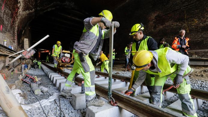 Werknemers van Infrabel aan het werk bij de herstelling van de ondergelopen spoortunnel tussen de stations Brussel-Noord en Brussel-Luxemburg. Foto uit september 2017.