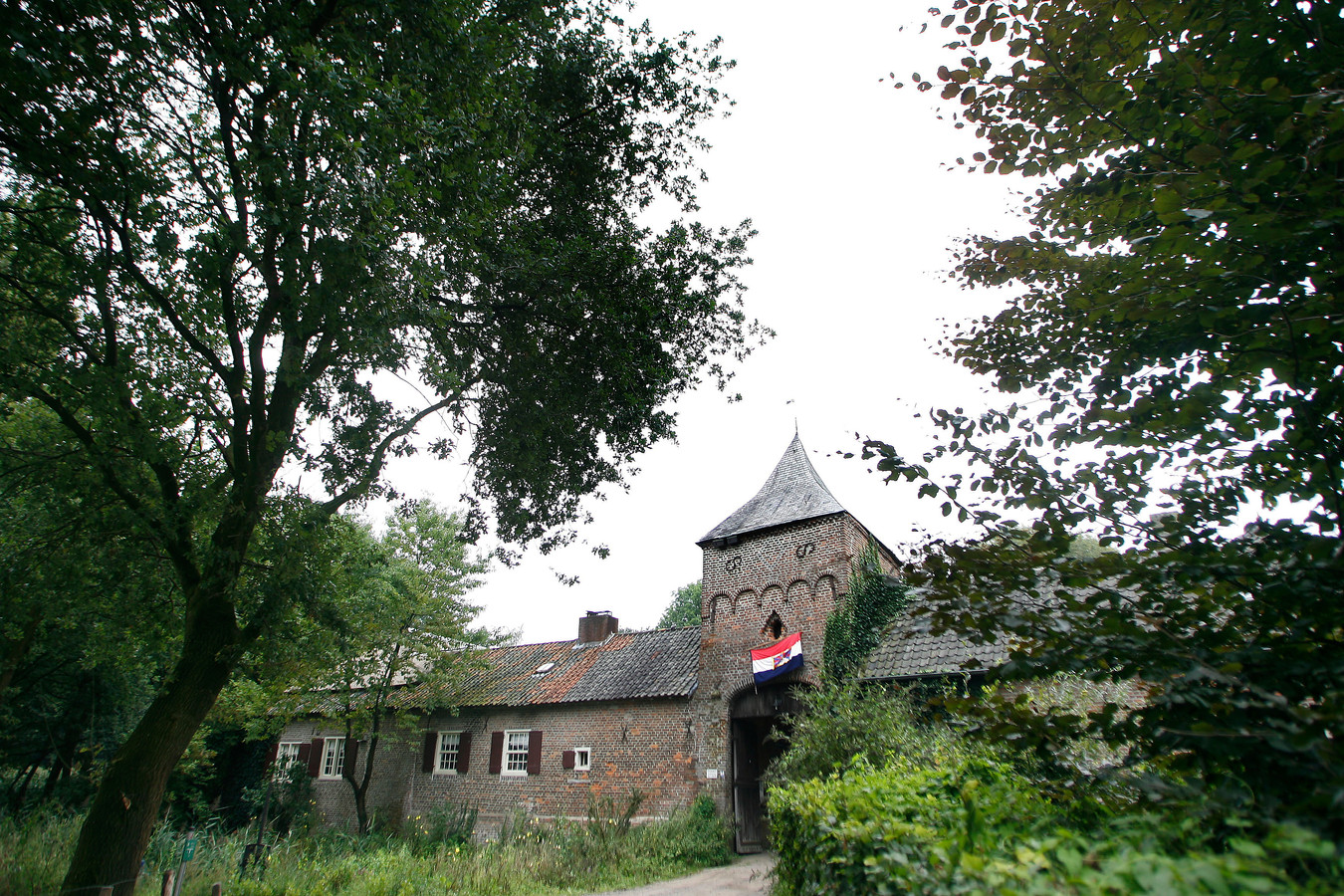 De toegangspoort van het kasteel in Asten, in 1595 een centrum van heksenprocessen.