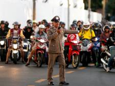 Thaise koning zwicht voor kritiek. Wegen Bangkok niet langer potdicht bij passeren Rama's autocolonne