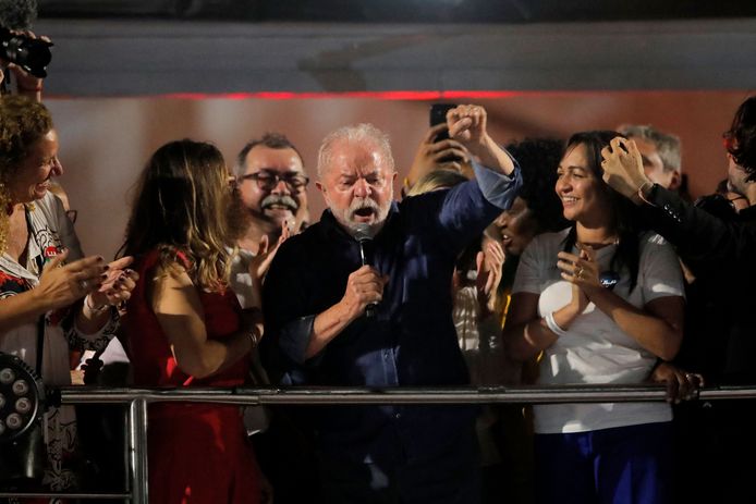 Na zijn overwinning riep Lula in een toespraak op tot “vrede en eenheid” in zijn diep verdeelde Zuid-Amerikaanse land met 215 miljoen inwoners.