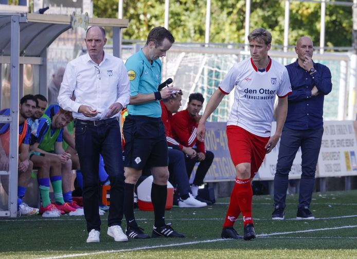 Geheel rechts in beeld: de door Ajax ontslagen Detlef Le Grand tijdens de wedstrijd tegen BVV Barendrecht.