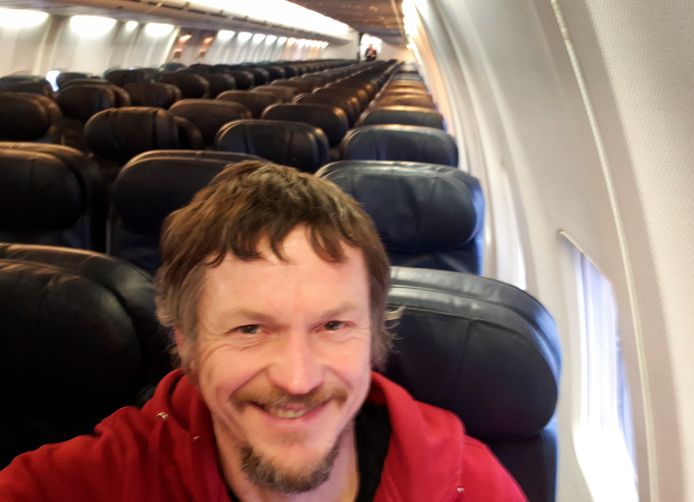 Skirmantas Strimaitis nam een selfie aan boord van de Boeing 737-800 die van Vilnius naar Bergamo vloog.