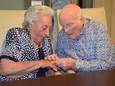 Celina Van Laethem (92) en Antoine Beeckmans (86) wisselen ringen uit tijdens hun huwelijk in het oud-stadhuis van Ninove.