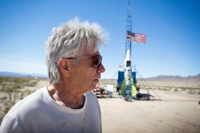 Durfal Mike Hughes in maart 2018 bij zijn zelfgemaakte stoomraket in de Mojavewoestijn. Toen maakte hij een onzachte landing maar was hij 's avonds terug bij zijn katten. Zaterdag liep een nieuwe poging 'om aan te tonen dat de Aarde plat is' fataal af.