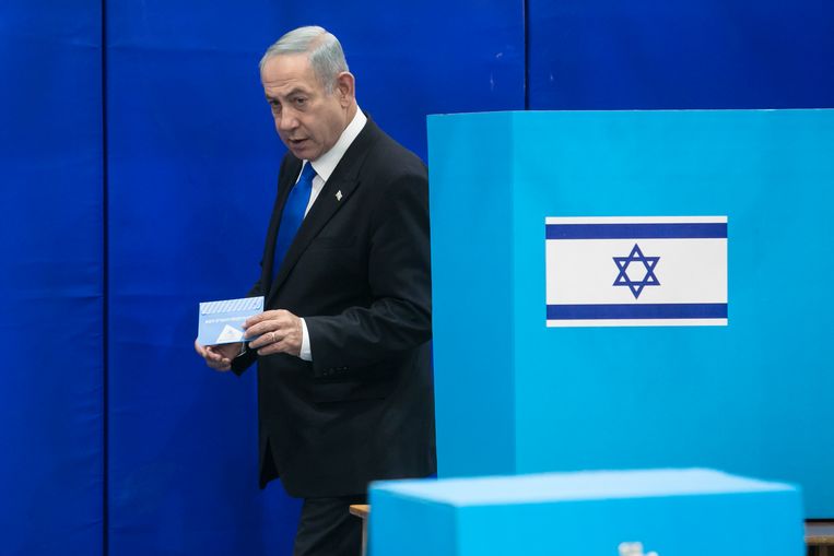 Benjamin Netanyahu brengt zijn stem uit voor de vijfde Israëlische parlementsverkiezing in vier jaar. Beeld Getty Images