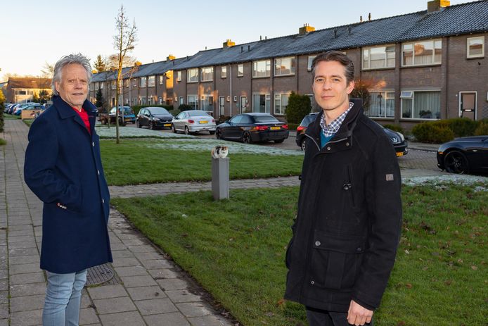 Directeur/bestuurder Marcel Timmerman (links) en Jochem Deen van Wetland Wonen in De Cartouwe in Vollenhove, een van de straten waar de woningen worden verduurzaamd.