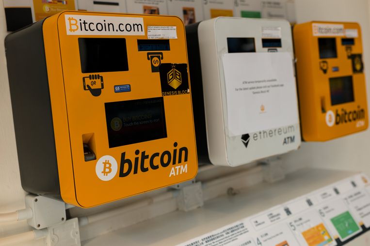 Een automaat in Hongkong waar je bitcoins kunt kopen. Beeld EPA