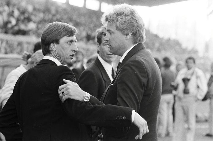 De trainers van Ajax en RBC, Johan Cruijff en Hans Verel, tijdens de bekerfinale  in Stadion de Meer in 1986. Ajax won met 3-0.