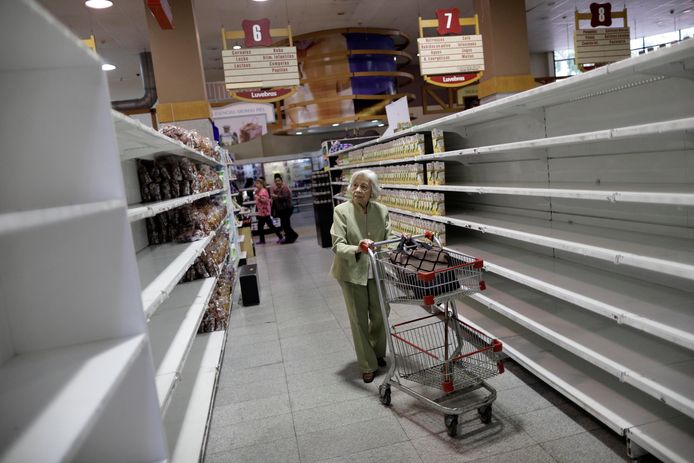 Uitverkochte winkelrekken in een supermarkt in Caracas. Venezuela kampt met een groot voedseltekort.