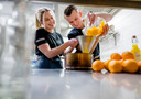 Daphne Kroonen en Jesse de Kort van restaurant De Crimp in Dordrecht in de weer met de huisgemaakte Arancello, een huisgemaakte sinaasappellikeur.