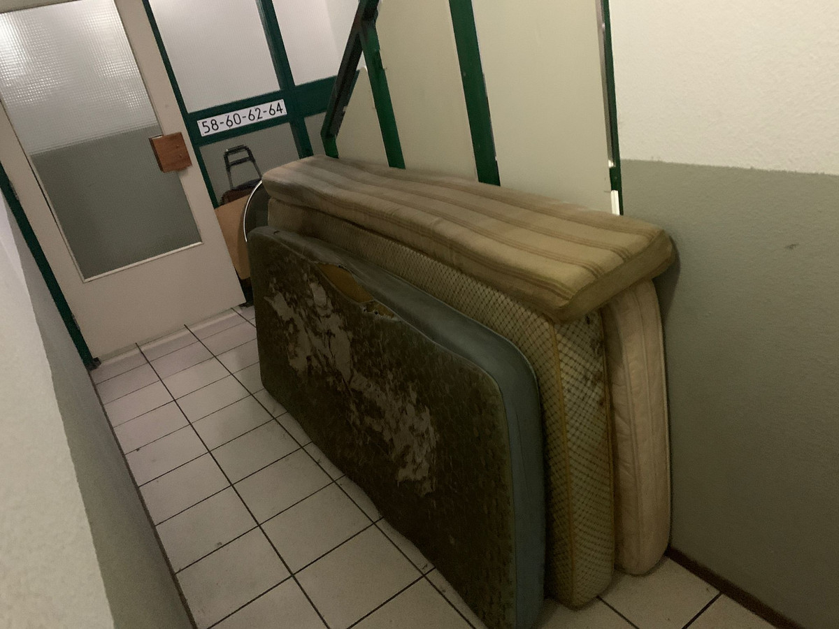 Spullen uit het huis waar de 68-jarige bewoner was overleden, stonden dagenlang in de gang van het complex aan de Roodborstlaan in Delft.